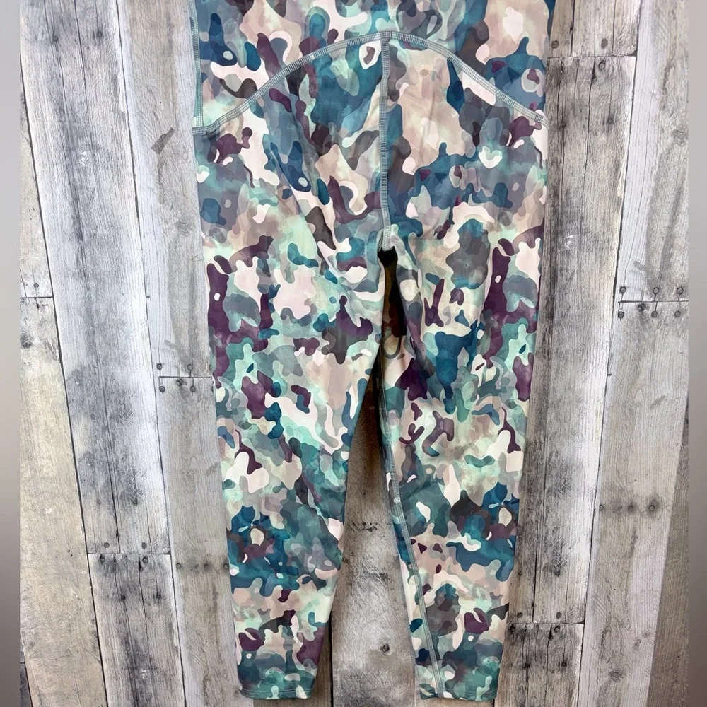 Spanx Booty Boost Leggings in Painted Camo Size Medium.